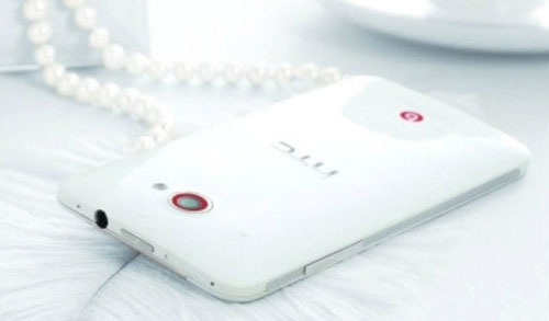 HTC Deluxe màn hình Full HD lộ diện qua hình ảnh mới