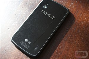 Nắp lưng Nexus 4 nứt vỡ vì thay đổi nhiệt độ