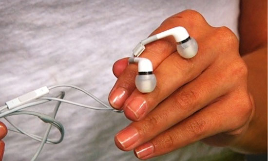 Tai nghe của iPhone 5 “dính chưởng” kiện cáo