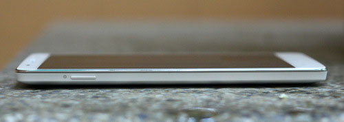 Mở hộp smartphone 5,5 inch tầm trung giá hấp dẫn