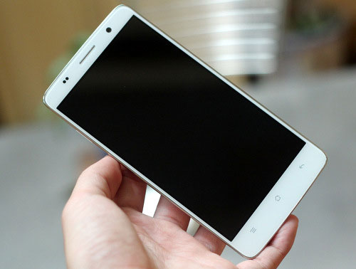 Mở hộp smartphone 5,5 inch tầm trung giá hấp dẫn