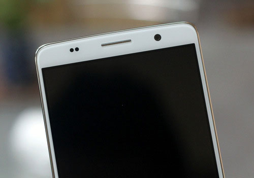 Mở hộp smartphone 5,5 inch tầm trung giá hấp dẫn