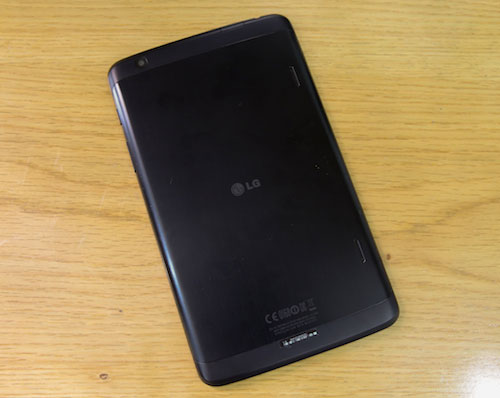 Nắp lưng bọc nhôm cứng cáp nhưng dễ lưu vân tay Máy tính bảng LG G Pad 8.3 bán tại Việt Nam cuối tháng này