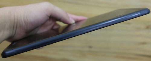 Cạnh phải máy trơn láng Máy tính bảng LG G Pad 8.3 bán tại Việt Nam cuối tháng này