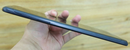 Phía trên đỉnh máy có giắc cắm tai nghe, khe cắm thẻ nhớ và cổng hồng ngoại Máy tính bảng LG G Pad 8.3 bán tại Việt Nam cuối tháng này