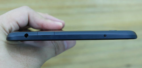 Cổng sạc microUSB và micro ở phía dưới đế máy Máy tính bảng LG G Pad 8.3 bán tại Việt Nam cuối tháng này