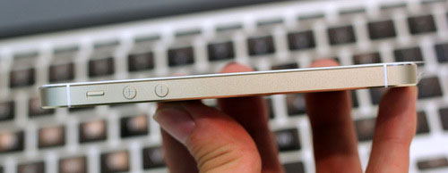 5S màu vàng được dự đoán sẽ cháy hàng chính hãng vì có mức giá thấp hơn nhiều so với hàng xách tay Mở hộp bộ đôi iPhone 5S và 5C chính hãng