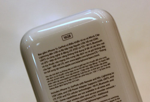 Bản chính hãng bán ra ở thị trường trong nước cũng được in đầy đủ thông tin bằng tiếng Việt Mở hộp bộ đôi iPhone 5S và 5C chính hãng