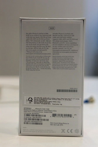 iPhone 5S với vỏ hộp được Apple in đầy đủ các thông tin dành cho thị trường trong nước Mở hộp bộ đôi iPhone 5S và 5C chính hãng