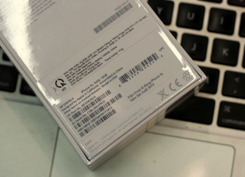 iPhone 5S chính hãng có ký hiệu mã VN/A thay vì ZP, ZA hay LL phổ biến ở hàng xách tay Mở hộp bộ đôi iPhone 5S và 5C chính hãng
