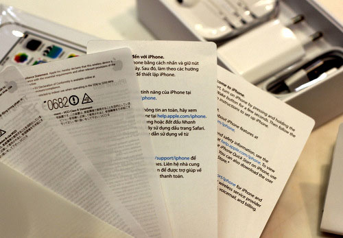 Sách hướng dẫn bên trong cũng có tiếng Việt giúp người dùng dễ tìm hiểu máy Mở hộp bộ đôi iPhone 5S và 5C chính hãng