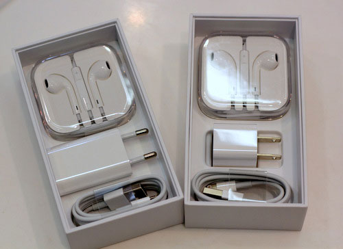 Các phụ kiện như cáp và tai nghe thì vẫn giống nhau Mở hộp bộ đôi iPhone 5S và 5C chính hãng