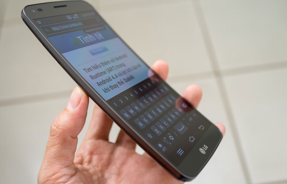 Điện thoại LG màn hình cong giá 20 triệu đồng