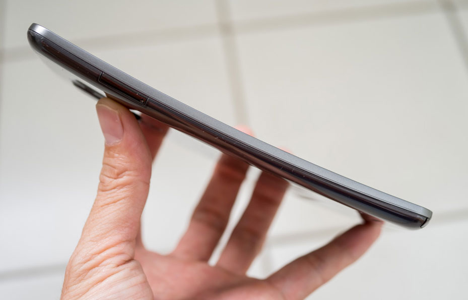 Điện thoại LG màn hình cong giá 20 triệu đồng