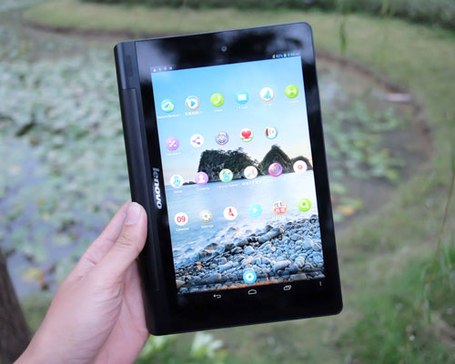 Yoga Tablet có phần bản lề lớn thuận tiện cho việc sử dụng Máy tính bảng giá rẻ, pin lâu của Lenovo