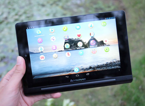 Tư thế cầm theo chiều ngang Máy tính bảng giá rẻ, pin lâu của Lenovo