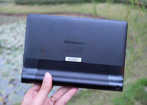Mặt sau với logo Lenovo chính giữa Máy tính bảng giá rẻ, pin lâu của Lenovo