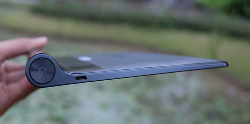 Cạnh bên với nút nguồn và cổng microUSB, thiết kế bản lề khá lớn Máy tính bảng giá rẻ, pin lâu của Lenovo