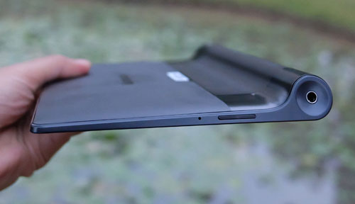 Cạnh trái là phím tăng giảm âm lượng và cổng 3,5 mm Máy tính bảng giá rẻ, pin lâu của Lenovo