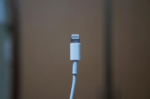 Dùng sạc pin kiểu “râu ông nọ cắm cằm bà kia”