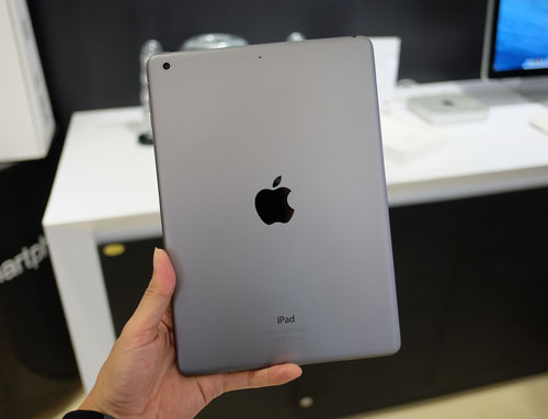 Phiên bản màu đen năm ngoái được thay thế bằng màu xám Mở hộp iPad Air chính hãng tại Việt Nam