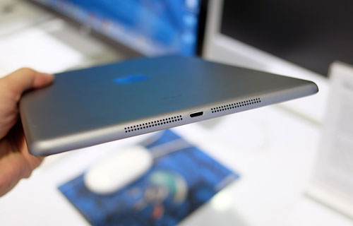 Phía cạnh dưới là loa stereo và cổng Lightning Mở hộp iPad Air chính hãng tại Việt Nam