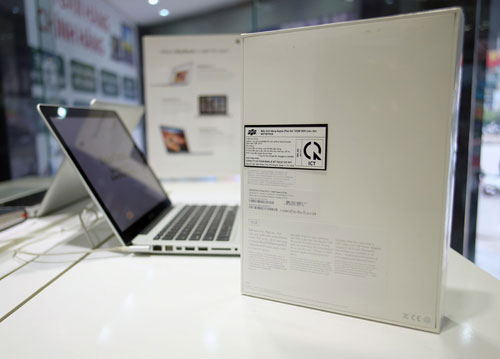 Trên mỗi máy đều có tem dán nhập khẩu Mở hộp iPad Air chính hãng tại Việt Nam