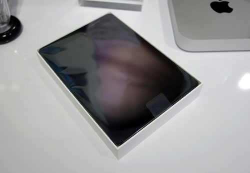 iPad Air chiếm trọn phần trên của hộp đựng Mở hộp iPad Air chính hãng tại Việt Nam