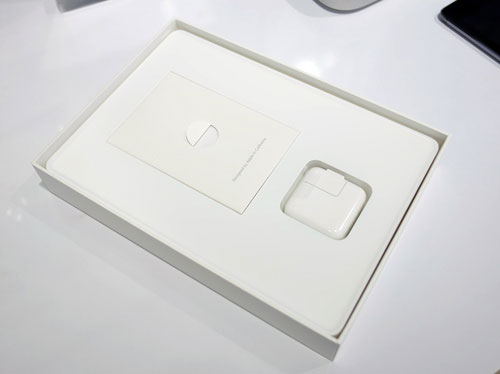 Phía dưới là các phụ kiện đi kèm tương tự phiên bản dành cho thị trường Thái Lan Mở hộp iPad Air chính hãng tại Việt Nam