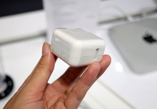 Cục sạc hình khối bo tròn Mở hộp iPad Air chính hãng tại Việt Nam