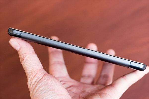 Thiết kế khung kim loại vát mỏng giúp máy cầm vừa tay Phablet Android dùng chip lõi tứ giá 3 triệu đồng