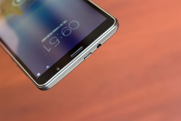 Phía đuôi Star 600 là mic thoại Phablet Android dùng chip lõi tứ giá 3 triệu đồng