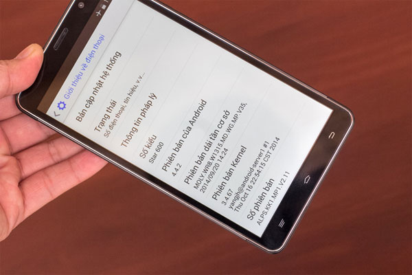 Đỉnh máy với giắc âm thanh 3,5mm và cổng microUSB Phablet Android dùng chip lõi tứ giá 3 triệu đồng