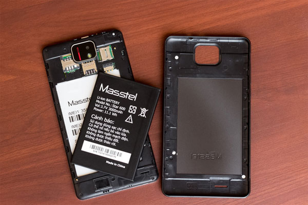 Đỉnh máy với giắc âm thanh 3,5mm và cổng microUSB Phablet Android dùng chip lõi tứ giá 3 triệu đồng