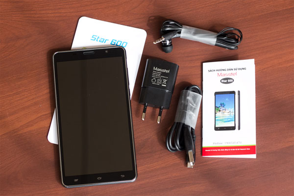 Máy đi kèm sạc, cáp kết nối, tai nghe và miếng dán màn hình Phablet Android dùng chip lõi tứ giá 3 triệu đồng