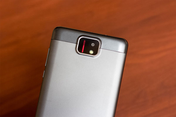 Mặt sau nổi bật với cụm camera 8 megapixel và đèn flash Phablet Android dùng chip lõi tứ giá 3 triệu đồng