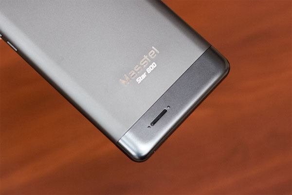 Logo sản phẩm và loa ngoài ở đuôi máy Phablet Android dùng chip lõi tứ giá 3 triệu đồng