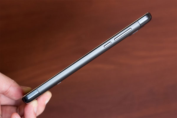 Các phím vật lý gồm nút nguồn Phablet Android dùng chip lõi tứ giá 3 triệu đồng