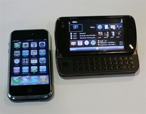 Nokia N97 bên cạnh iPhone