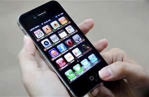 Hàng nghìn người vẫn chờ mua iPhone 4