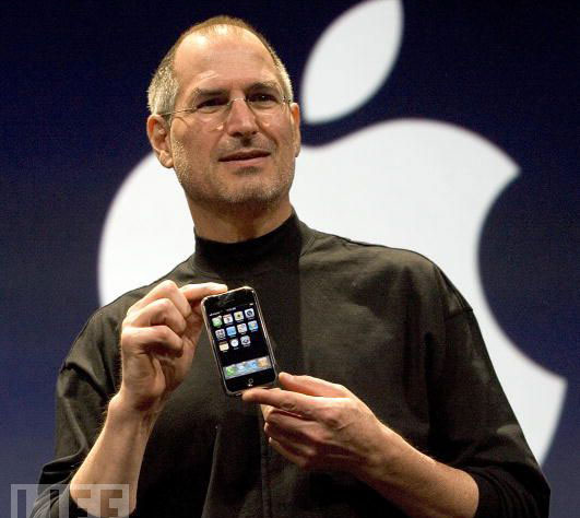 Mẫu di động iphone đầu tiên được steve jobs công bố năm 2007.