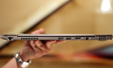 Một loạt các cổng kết nối được hãng đưa ra phía sau như kết nối dây mạng, USB, HDMI, nguồn và cổng VGA.