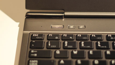 Nút nguồn bên cạnh phím tiết kiệm phim và chuyển chế độ xuất màn hình.