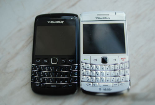 Bold 9790 (trái) đã bỏ xa thiết kế của Bold 9700 (phải) và Bold 9780.