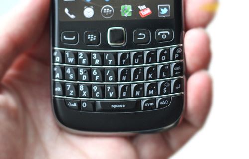 Bold 9790 (trái) đã bỏ xa thiết kế của Bold 9700 (phải) và Bold 9780.