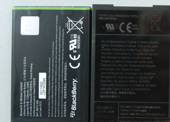 in của 9790 (trái) có dung lượng 1.230mAh,