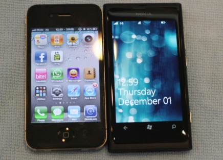 Lumia 800 đẹp không kém iPhone 4.