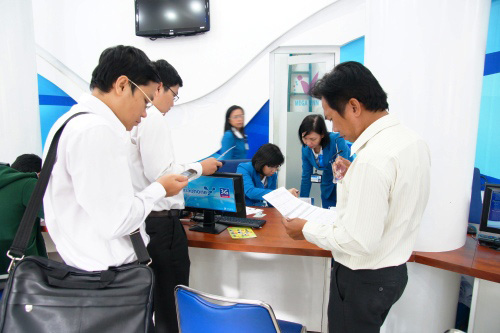 Khách hàng đến tham khảo và mua hàng thưa thớt