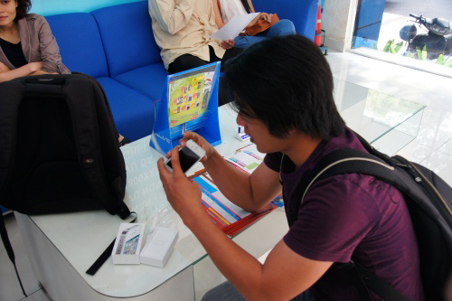 Một khách hàng mua phiên bản màu trắng đang ngắm nghía nó