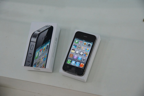 Phiên bản iPhone 4S 16GB, màu đen, của nhà mạng VinaPhone bán ra